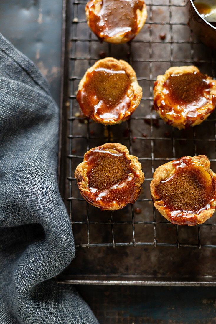 Kleine Custard Tarts mit Karamellsauce