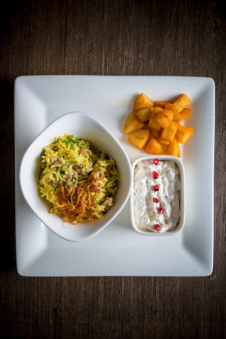 Pulao (Reisgericht, Indien) mit Raita und Bratkartoffeln