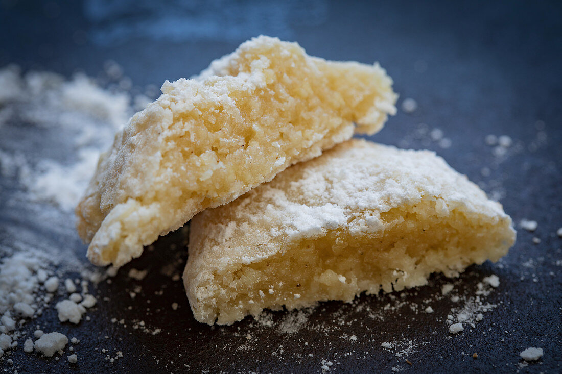 Amaretti with icing sugar