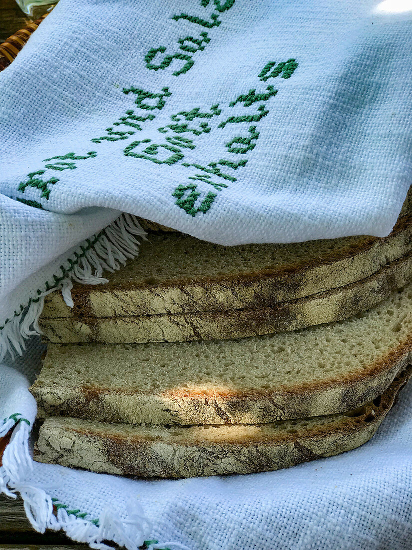 Slices of bread in a linen cloth