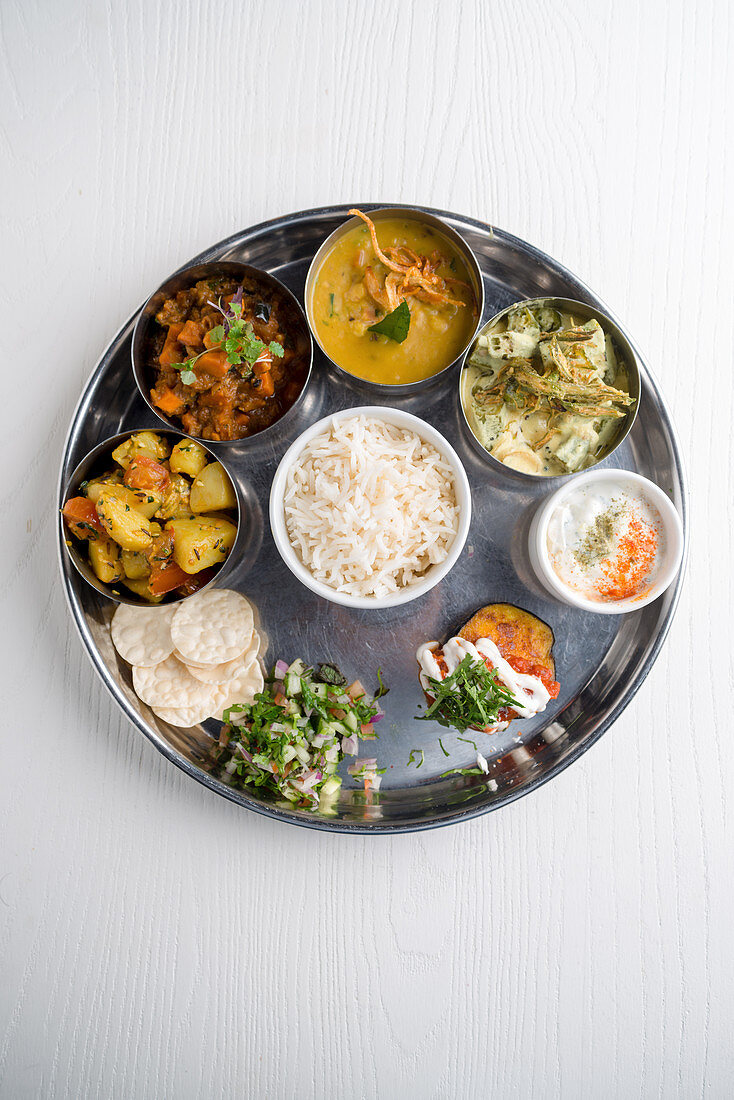 Thali mit Gemüse, Fladenbrot und Reis (Indien)