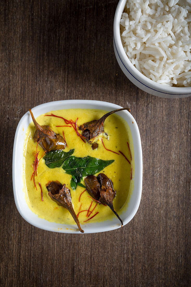 Curry mit gefüllten Auberginen serviert mit Reis (Indien)
