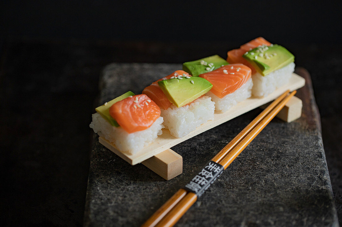 Sushi mit Lachs und Avocado (Japan)