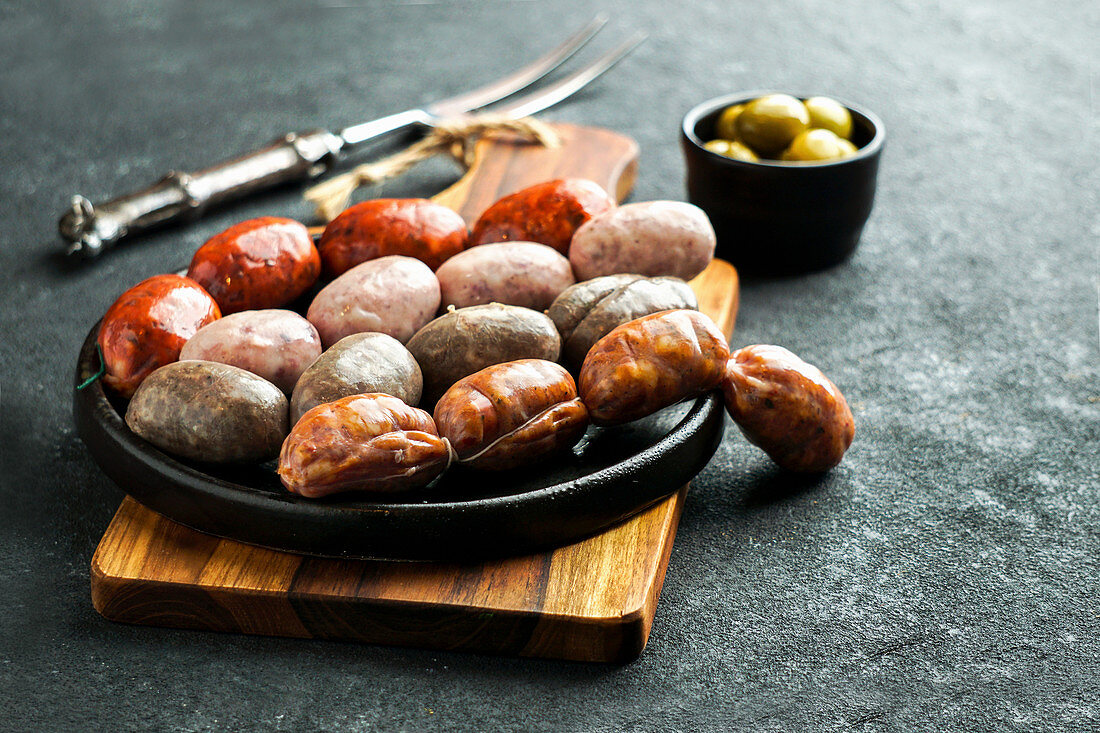 Spanish sausages on the cutting board (butifarra blanca, chorizo, morcilla de cebolla)