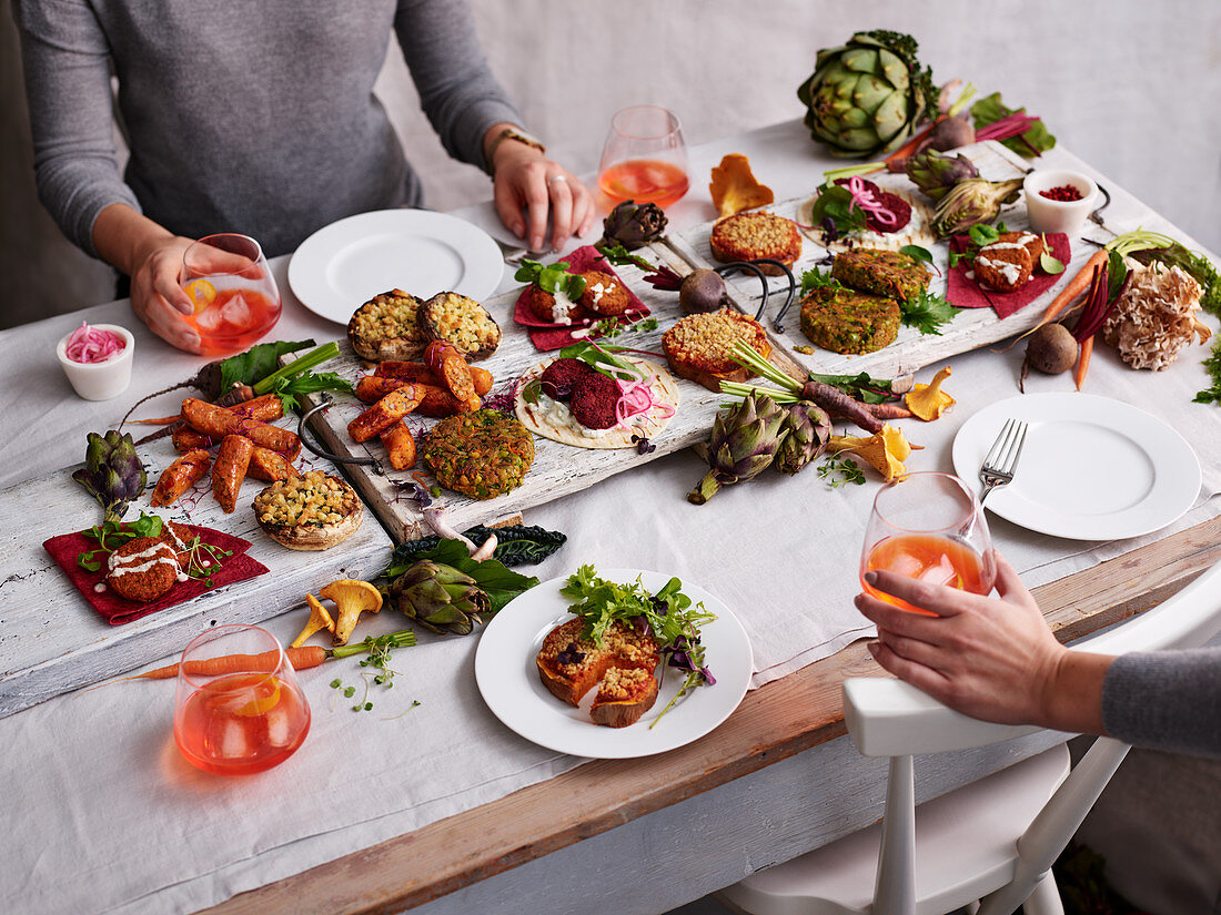 Buffet mit verschiedenen Herbstgerichten