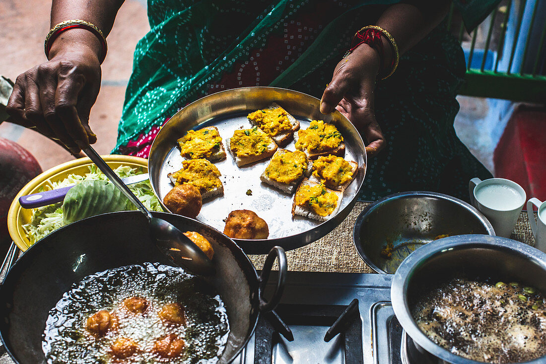 Frau bereitet Street Food vor, Indien