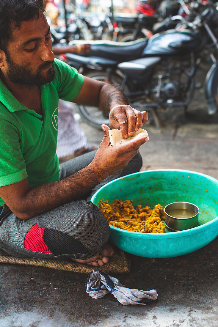 Mann bereitet Streed Food vor (Indien)