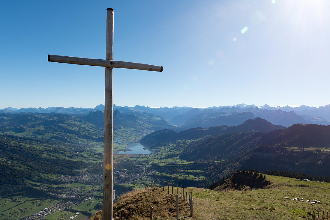 Rigi-Gipfelkreuz mit Lauerzersee und Glarneralpen im Hintergrund, Luzern, Schweiz