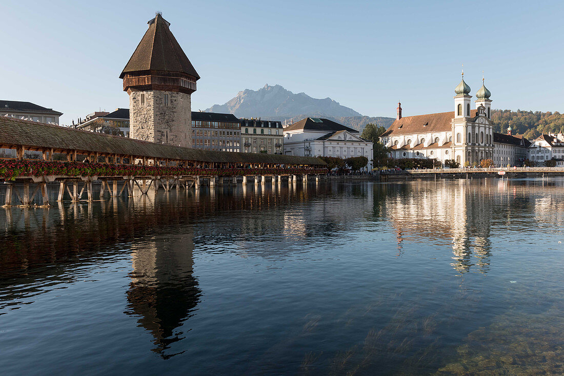Die Kapellbrücke über die Reuss, der Wasserturm und die Jasuitenkirche, Luzern, Kanton Luzern, Schweiz