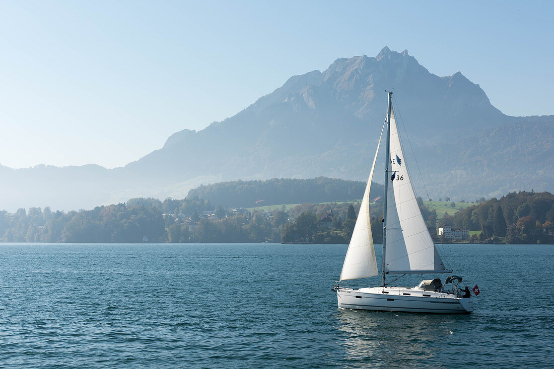 Segelboot auf dem Vierwaldstättersee, Berg Pilatus im Hintergrund, Kanton Luzern, Schweiz