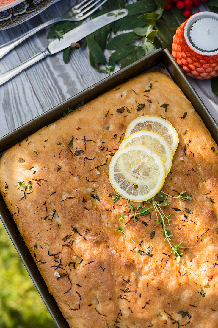 Focaccia mit Zitrone und Thymian