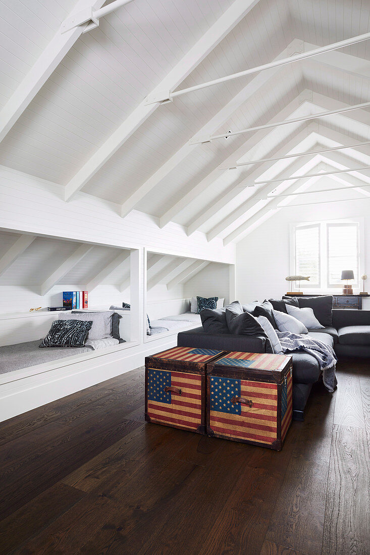 Truhen mit US-Flagge im Wohnzimmer mit Schlafkojen