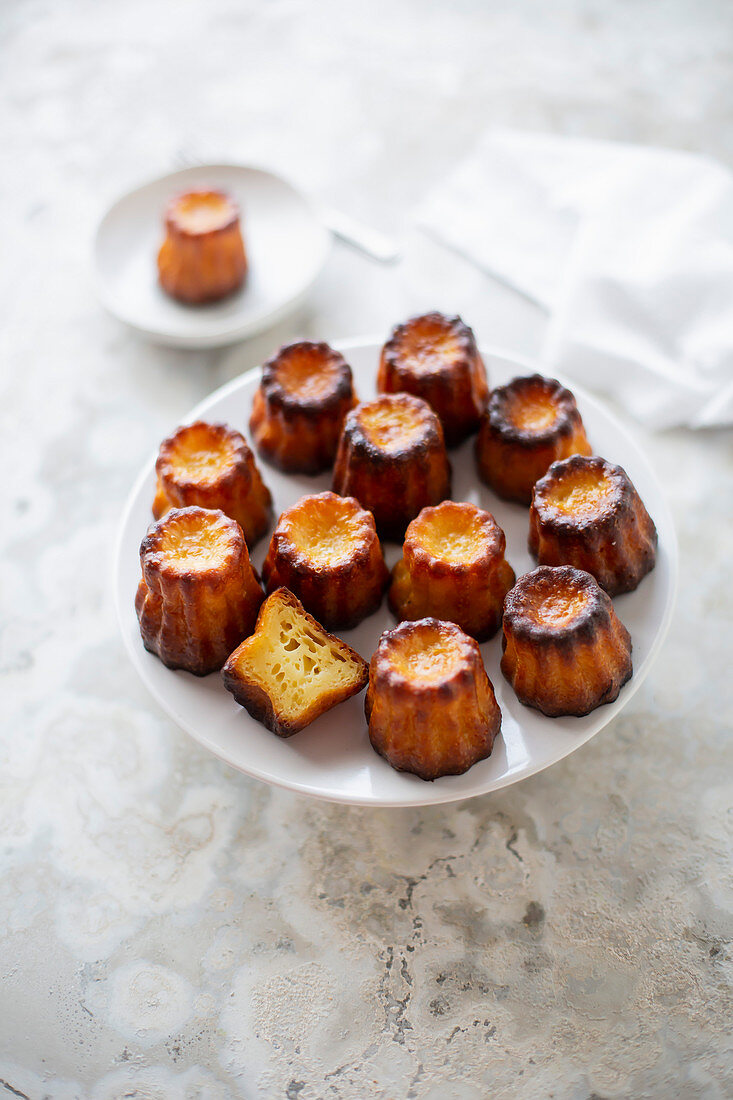 Canneles auf Kuchenständer