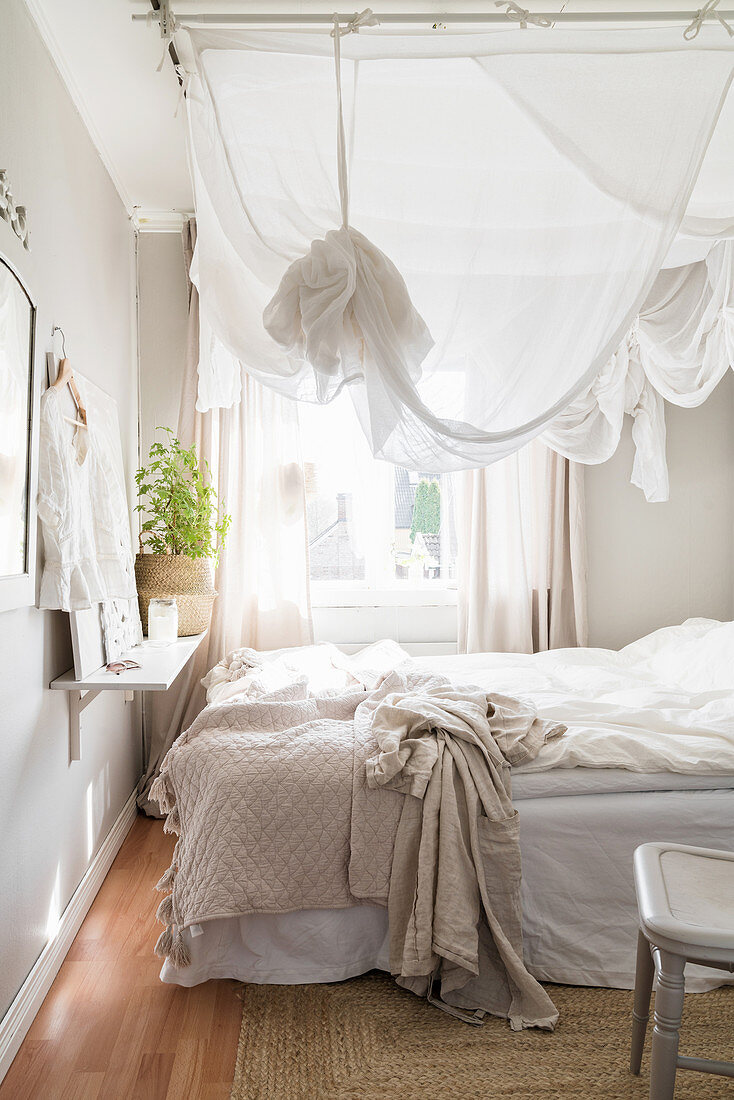 Kleines Schlafzimmer in Weiß und Grau mit Baldachin überm Bett