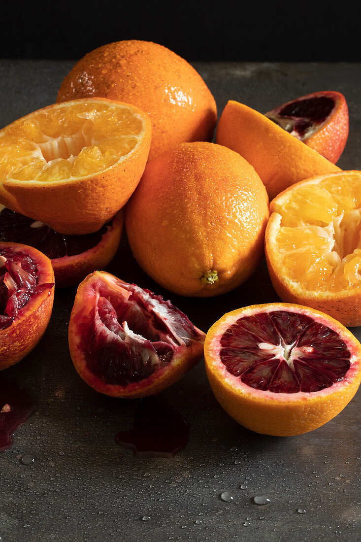 Orangen und Blutorangen auspressen