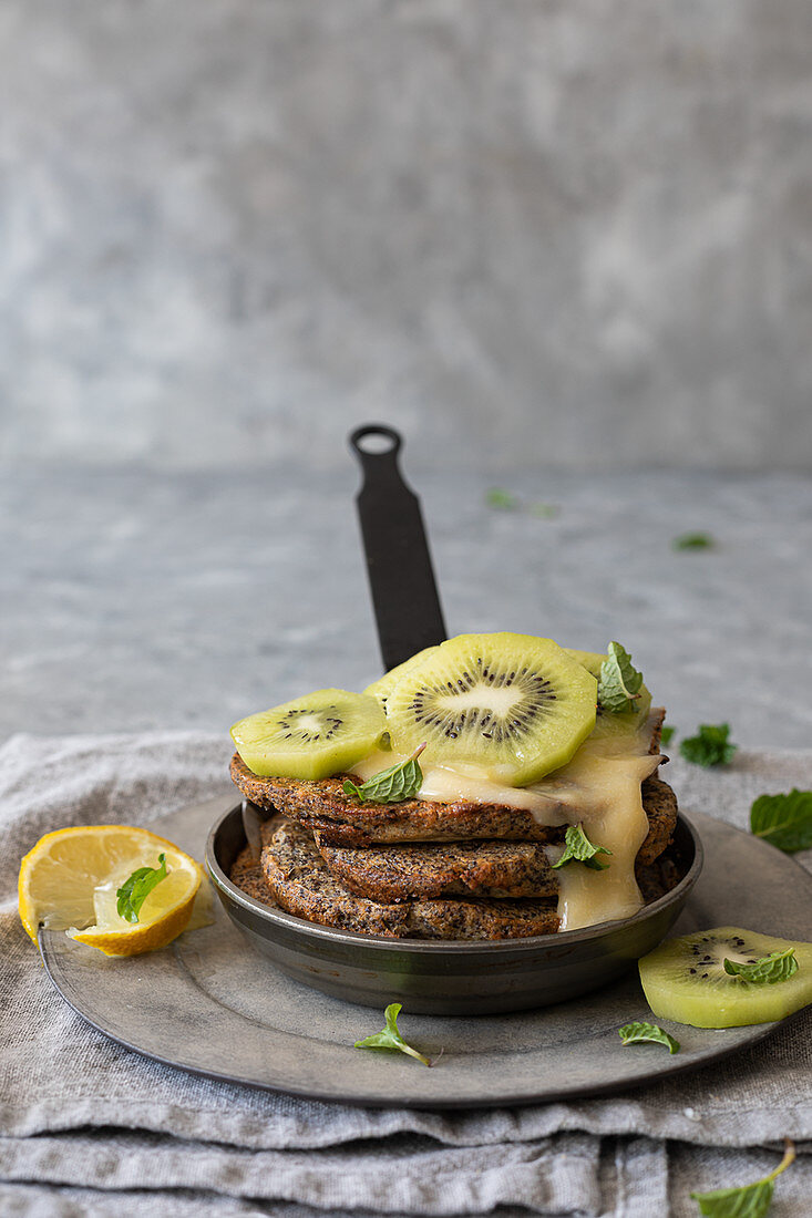 Pancakes with kiwi and lemon curd