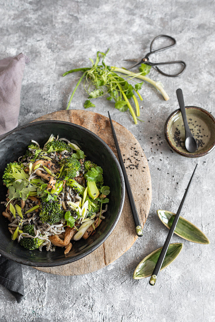 Sesame pasta with green veg in a bowl