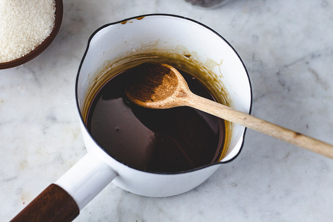 Kaffeesirup für Dalgona Coffee im Emailletopf anrühren