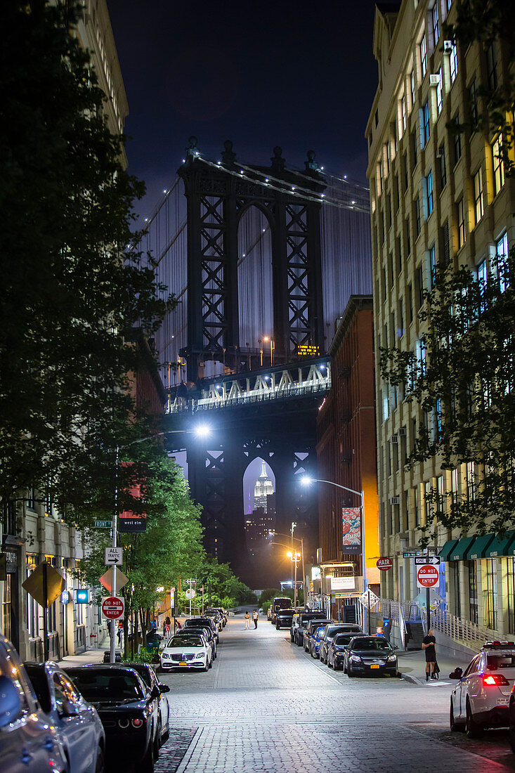 Blick auf die Manhattan Bridge bei Nacht, New York City, USA