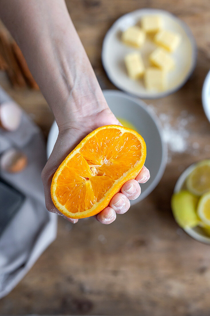 Biskuitkuchen zubereiten (Orange auspressen)