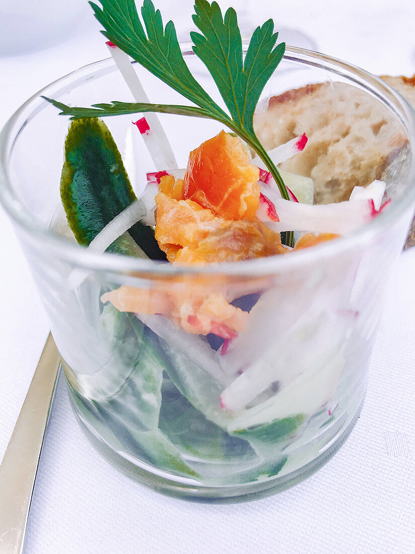 Gurkensalat mit Radieschen und Lachs im Glas