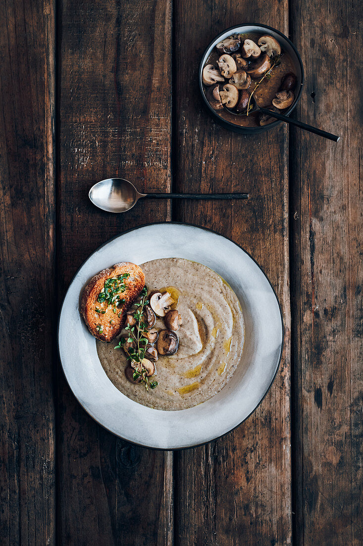 Pilzsuppe mit marinierten Pilzen, Knoblauch und Kräutertoasties