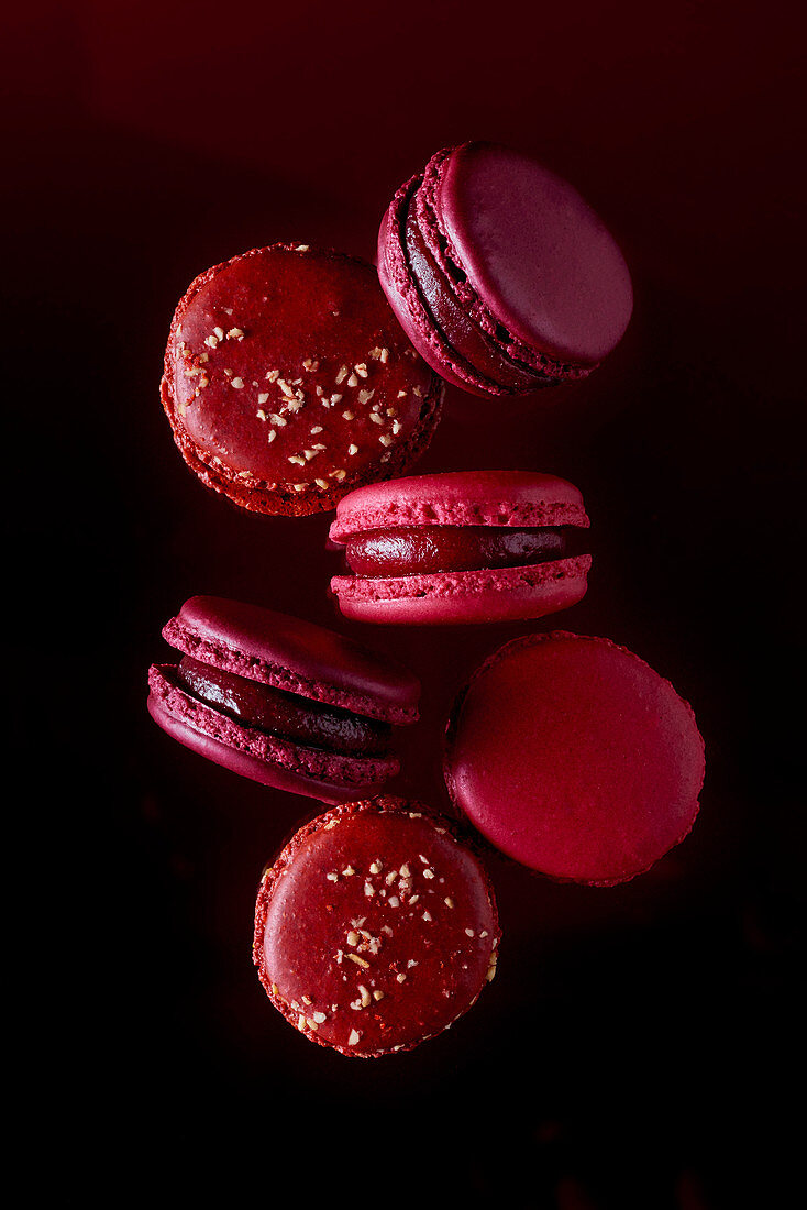 Mehrere rote Macarons