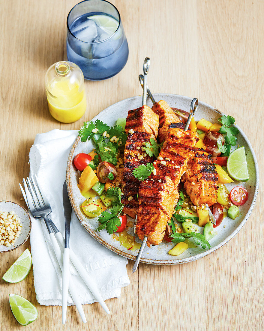 Salmon skewers with mango salad