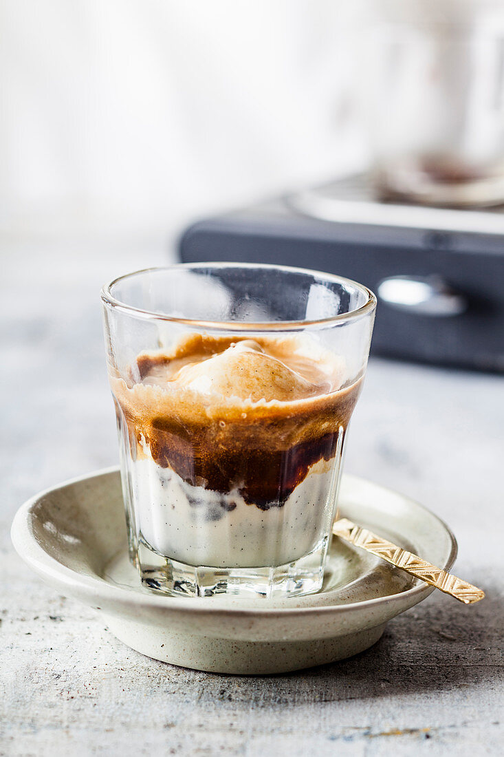 Affogato al café (espresso with vanilla ice cream)