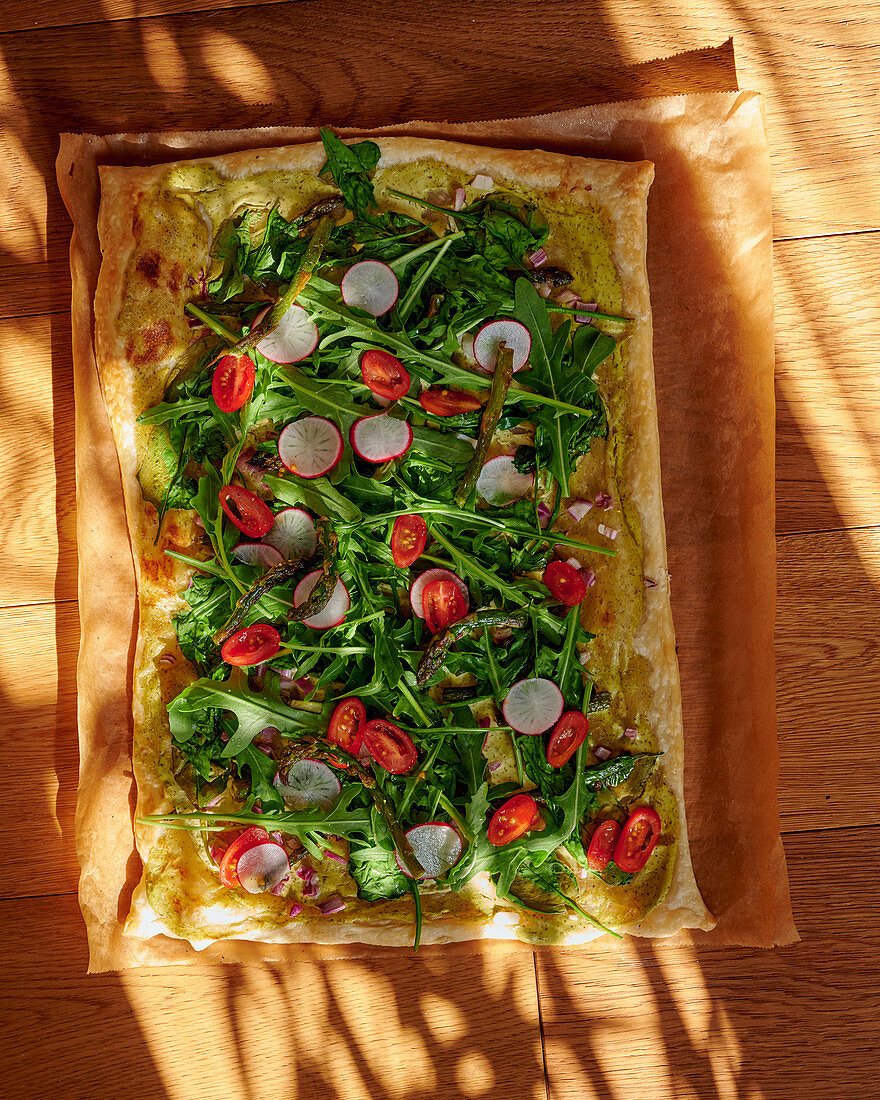 Blätterteigtarte mit Spargel, Spinat, Kirschtomaten und Rucola