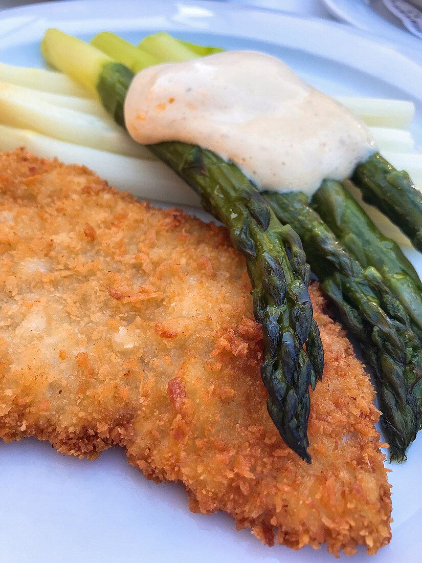 Viennese escalope with green asparagus and sauce Hollandaise