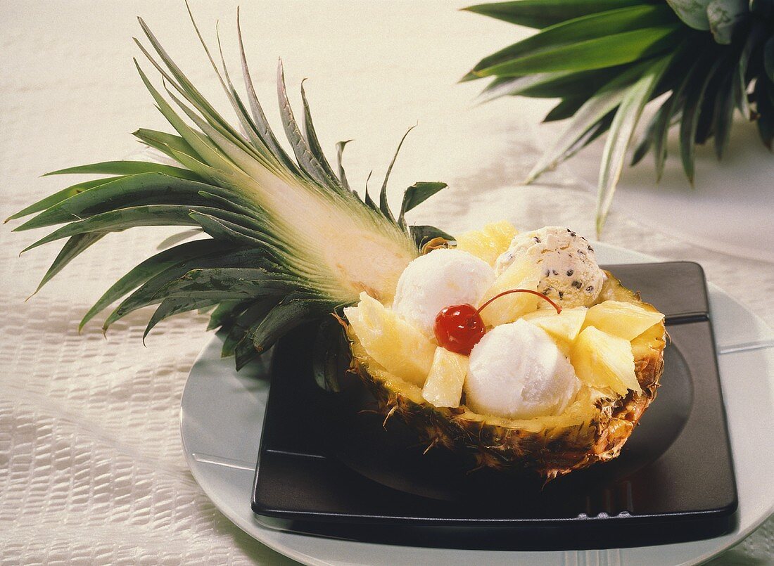Ananaseisbecher (Eiskugeln mit Ananas in Ananashälfte)