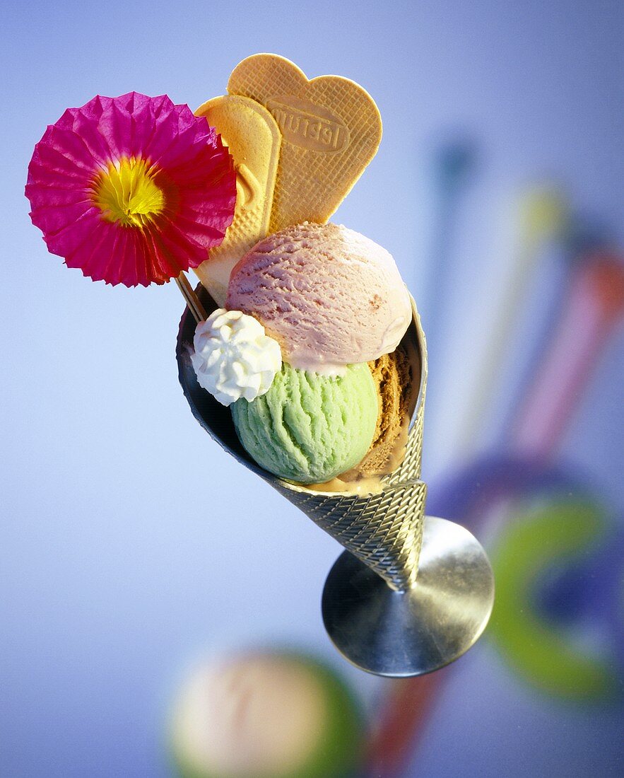 Eisbecher mit Erdbeer-,Pistazien-,Schokoeis,Sahne & Waffeln