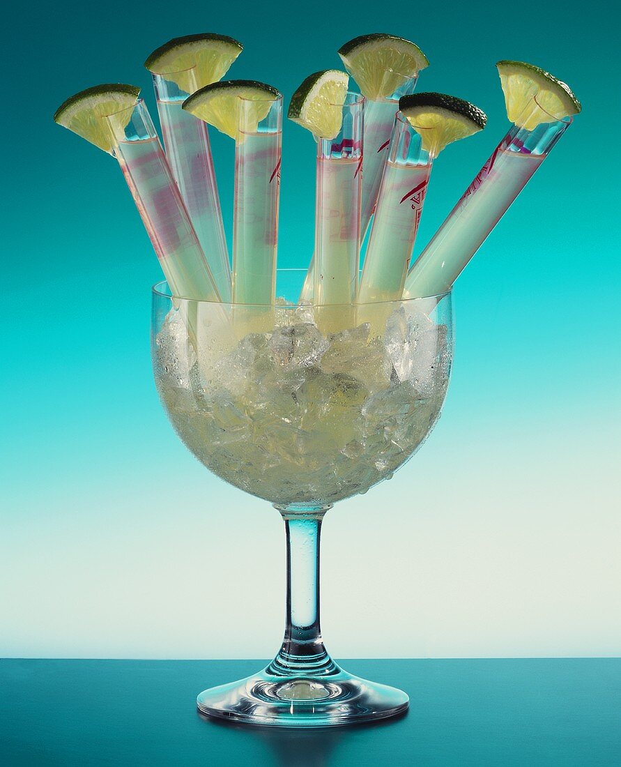 Kamikaze - alkoholischer Drink in Röhrchen im Glas mit Eis