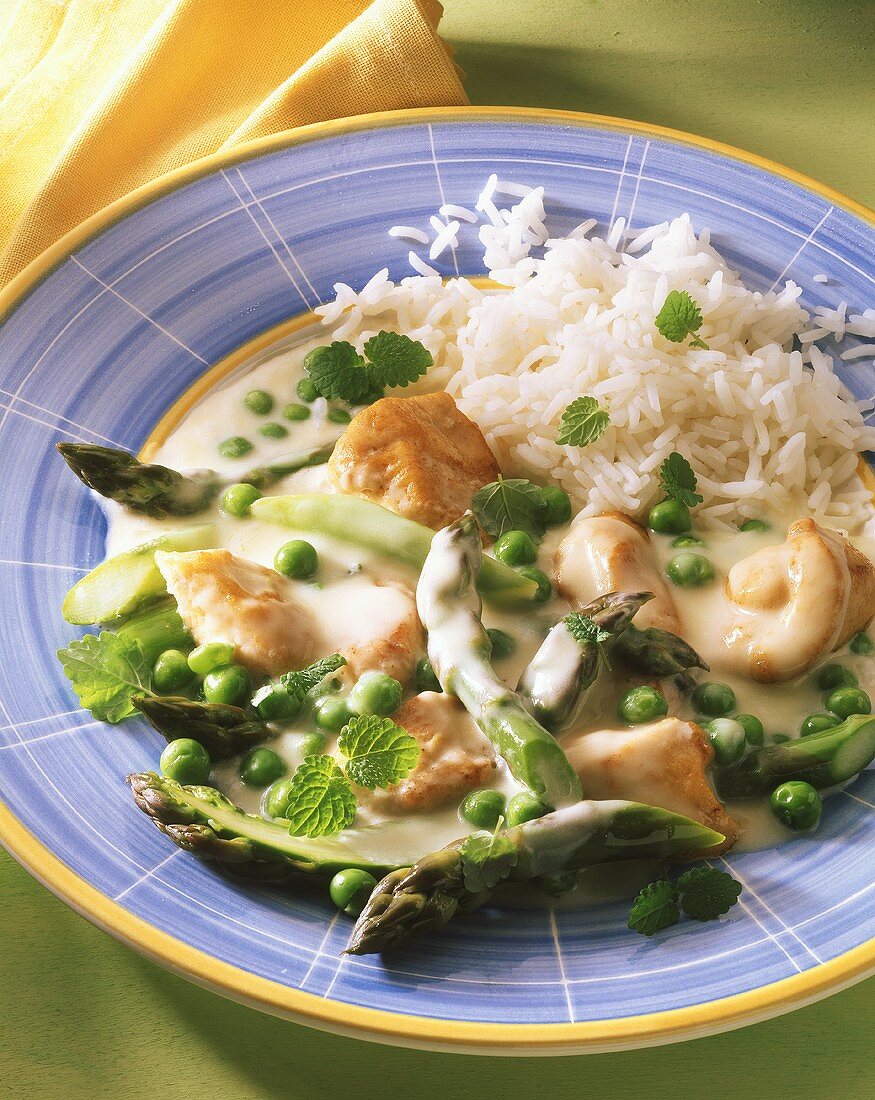 Hähnchen-Gemüse-Ragout mit Erbsen, grünem Spargel & Reis