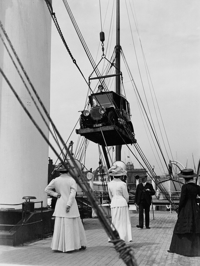 Shipping a car onto the 'Queen', 1909