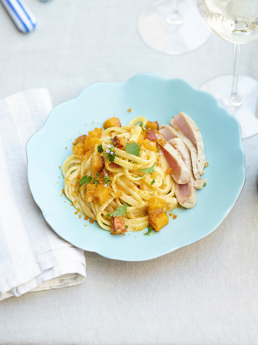 Linguine mit Kürbis, Fischrogen und kurzgebratenem Thunfisch