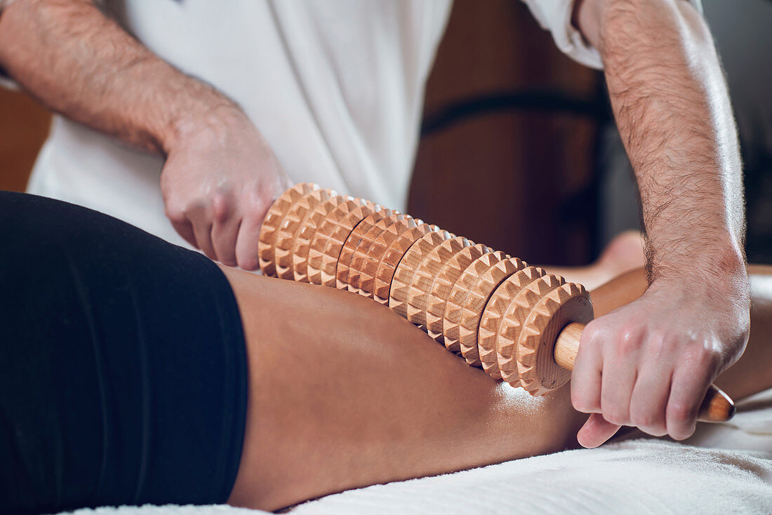 Anti-cellulite maderotherapy massage