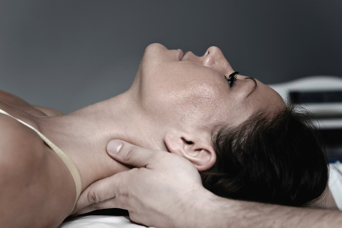 Chiropractic neck treatment