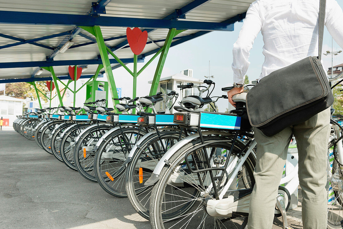 Electric bicycle sharing system