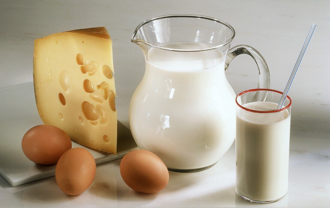 Milch in Krug & Glas, ein Stück Emmentaler Käse & drei Eier