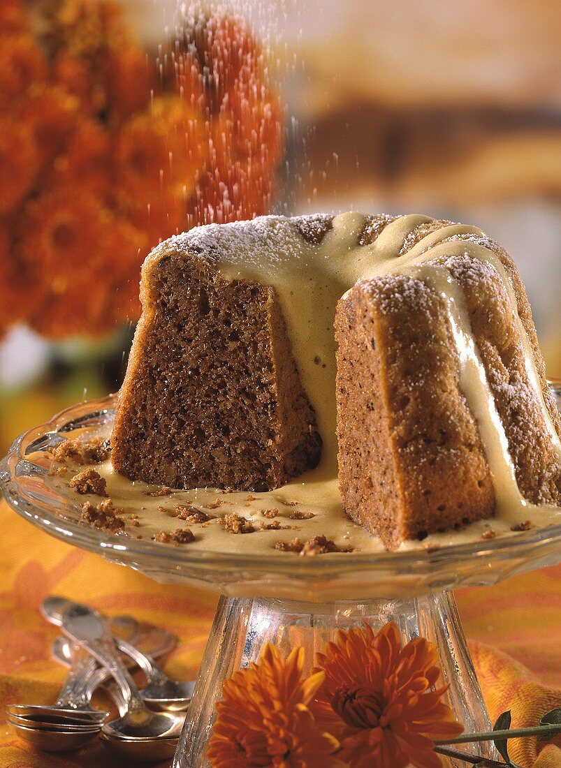 Gingerbread gugelhupf with whipped wine sauce