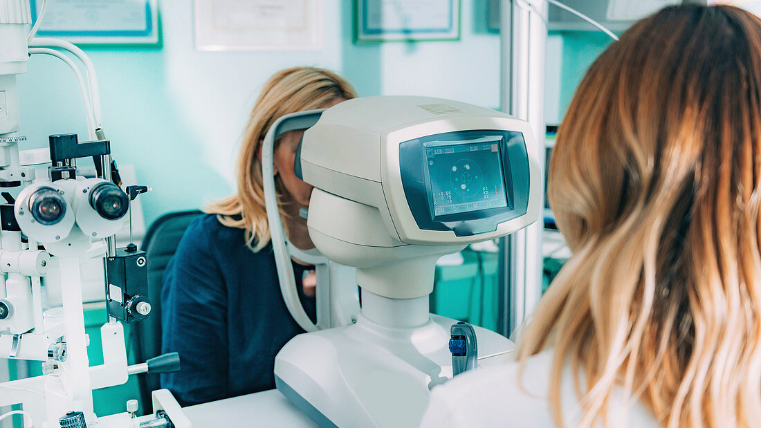 Auto refractometer eye examination