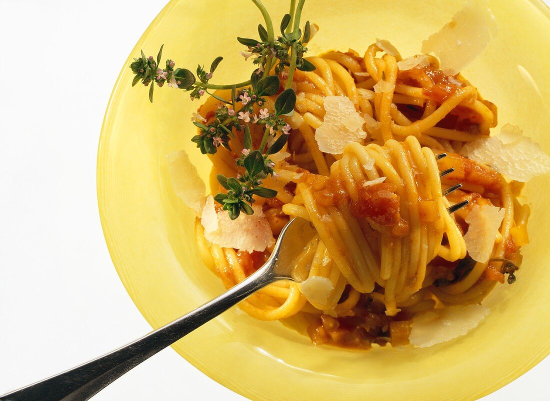 Spaghetti mit Tomatensugo, frischem Oregano & Parmesanspänen