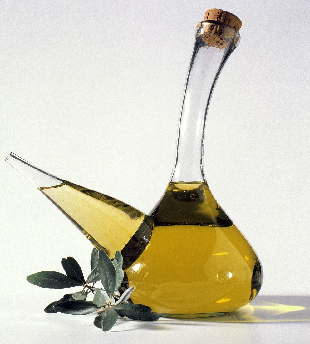 Glaskanne mit Olivenöl
