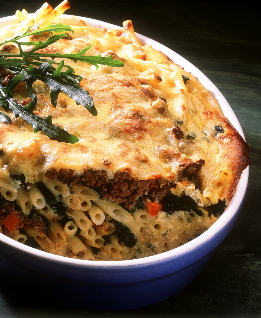 Macaroni and mince bake with rocket and tomatoes