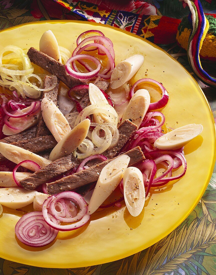 Beef and heart of palm salad with onion rings