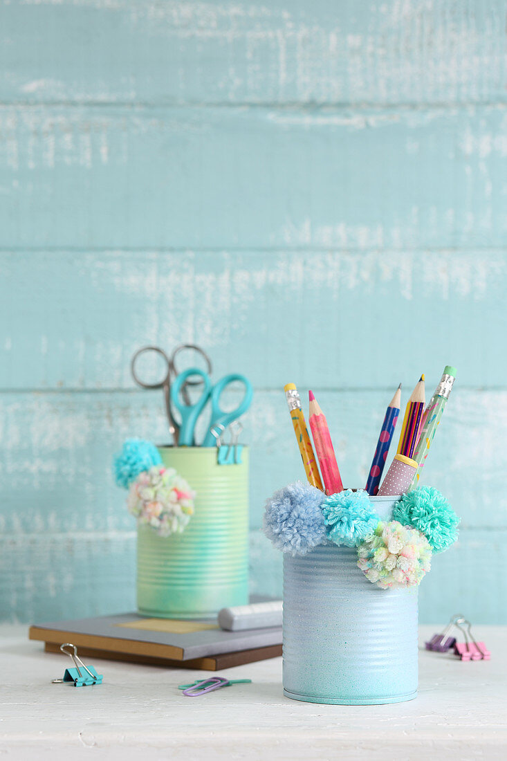 DIY-Stiftehalter aus Konservendose, verziert mit Pompons