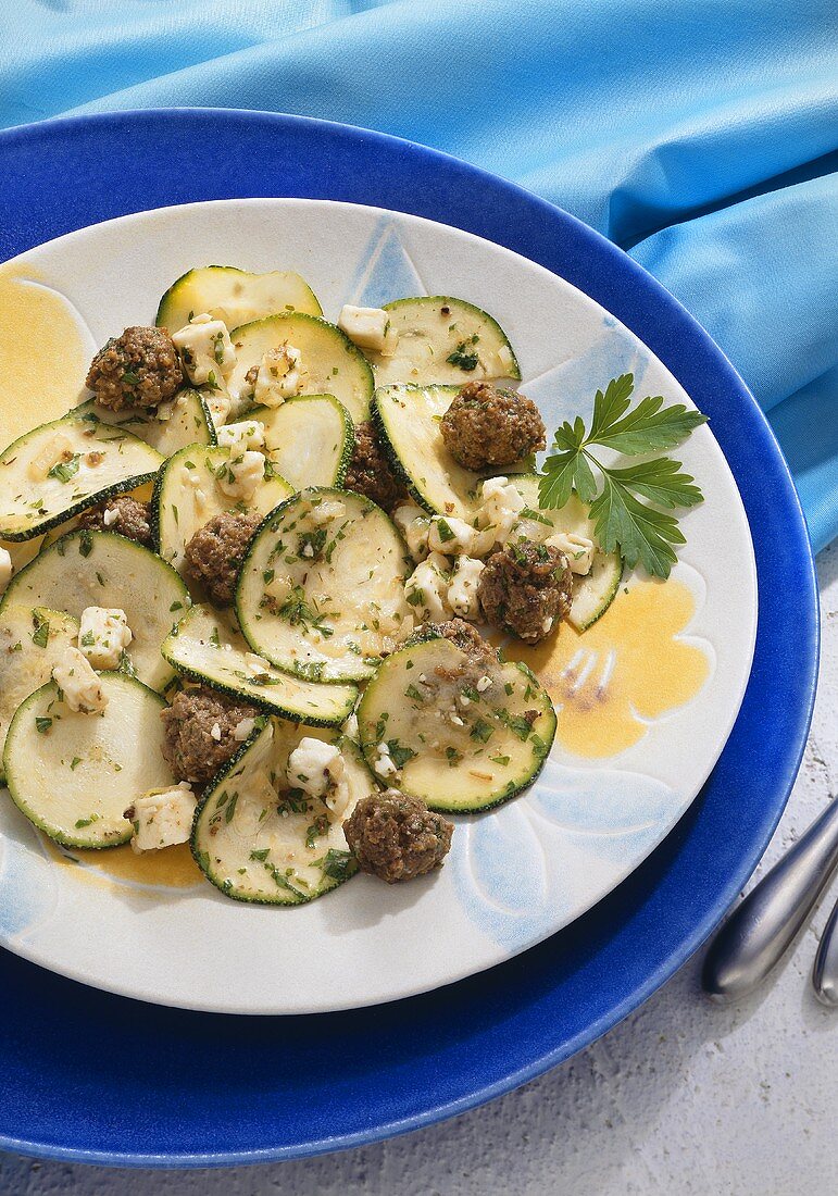 Zucchini-Hackbällchen-Salat mit Schafskäse