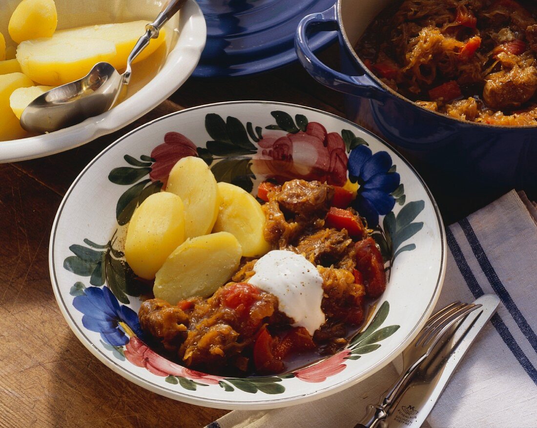 Szegediner Gulasch auf Teller mit Salzkartoffeln